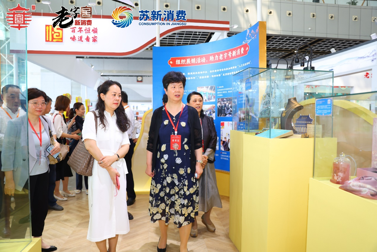 中国老字号博览会南京云锦研究所夔龙汉服C位亮相