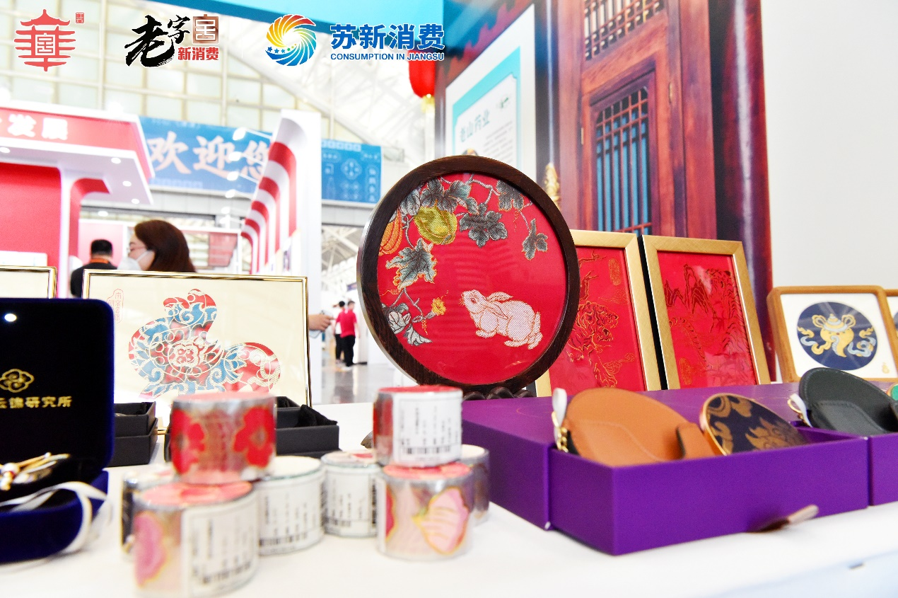 中国老字号博览会南京云锦研究所夔龙汉服C位亮相
